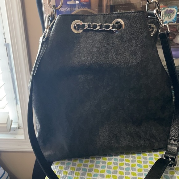 Michael Kors Frankie Bucket Bag - Picture 2 of 8